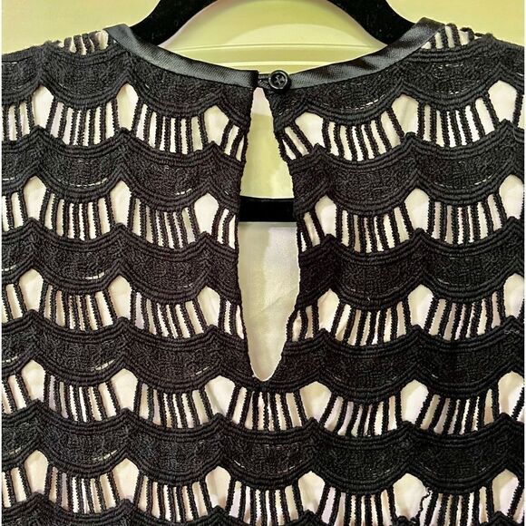 KATE SPADE Short Sleeve Scalloped Crochet Blouse Black Women’s Size 0 - Picture 3 of 7